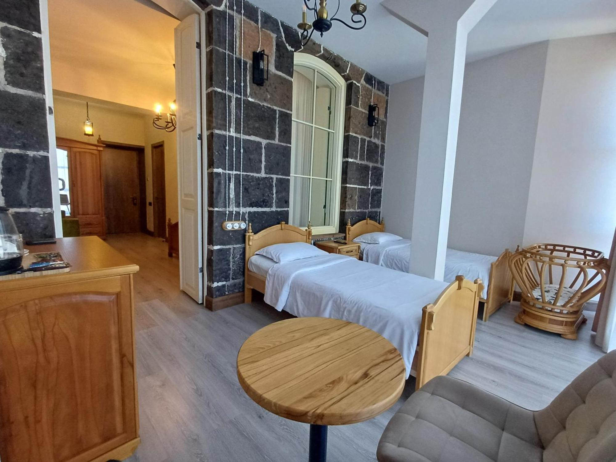 Old Avenue Hotel غيومري المظهر الخارجي الصورة